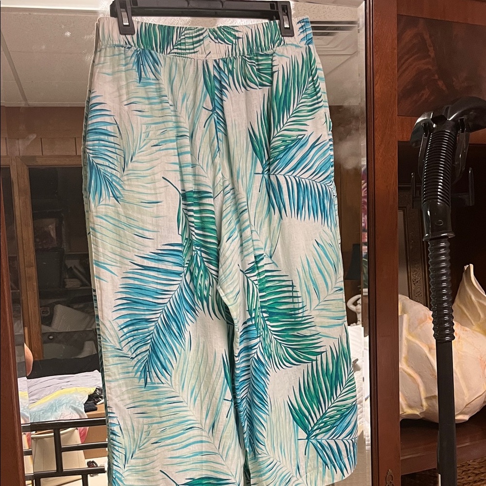 Tahari tropical Leaf Print linen capris